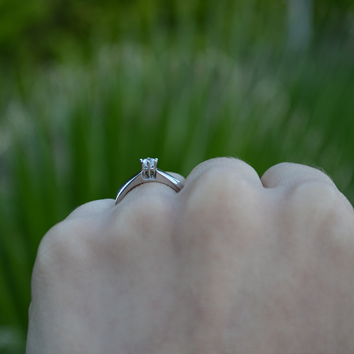 Anillo de compromiso con cristal realizado en oro blanco de 14 kilates