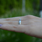 Anillo de compromiso con cristal realizado en oro blanco de 14 kilates