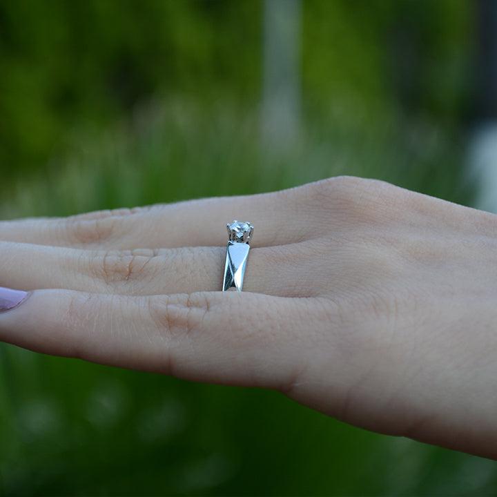 Anillo de compromiso con cristal realizado en oro blanco de 14 kilates