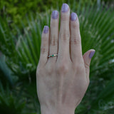 Anillo de compromiso con esmeralda y diamantes naturales elaborado en oro amarillo de 14 kilates