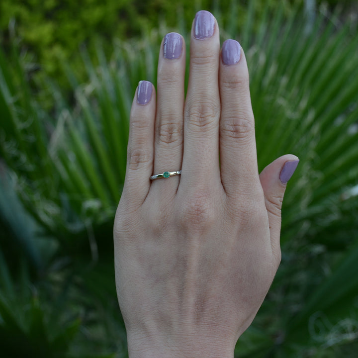 Anillo de compromiso con esmeralda y diamantes naturales elaborado en oro amarillo de 14 kilates