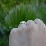 Anillo de compromiso con esmeralda y diamantes naturales elaborado en oro amarillo de 14 kilates