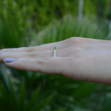 Anillo de compromiso con esmeralda y diamantes naturales elaborado en oro amarillo de 14 kilates