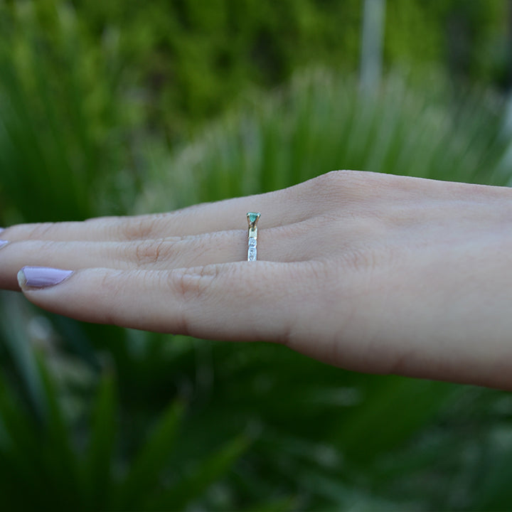Anillo de compromiso con esmeralda y diamantes naturales elaborado en oro amarillo de 14 kilates