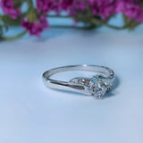 Anillo de compromiso con diamante natural de .20ct y 2 diamantes laterales elaborado en oro blanco de 14 kilates