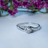 Anillo de compromiso con diamante natural de .20ct y 2 diamantes laterales elaborado en oro blanco de 14 kilates