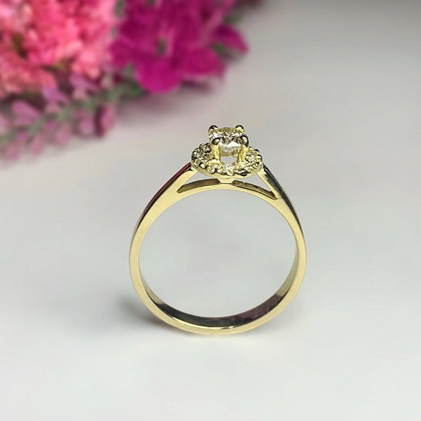 Anillo de compromiso con diamante natural central de .40ct con certificación GIA y 11 diamantes naturales elaborado en oro amarillo de 18 kilates