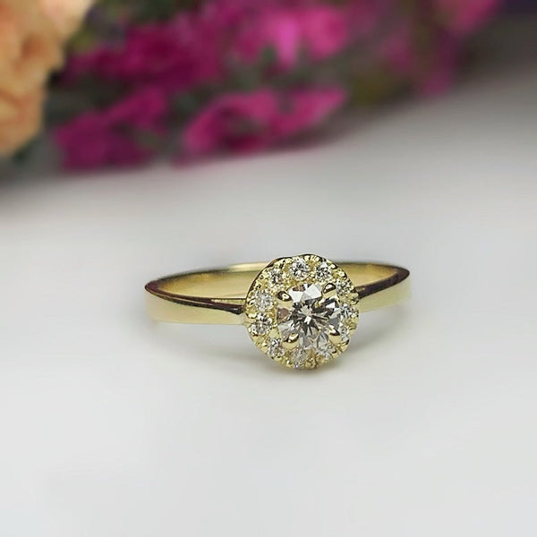 Anillo de compromiso con diamante natural central de .40ct con certificación GIA y 11 diamantes naturales elaborado en oro amarillo de 18 kilates