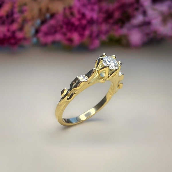 Anillo de compromiso con diamante natural central de .30ct con certificación GIA y 2 diamantes naturales laterales elaborado en oro amarillo de 18 kilates