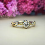 Anillo de compromiso con diamante natural central de .30ct con certificación GIA y 2 diamantes naturales laterales elaborado en oro amarillo de 18 kilates