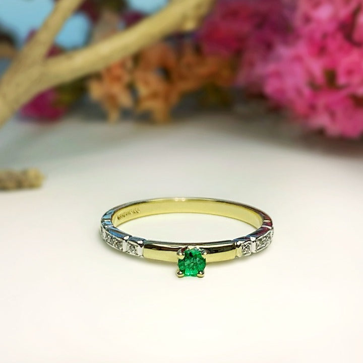 Anillo de compromiso con esmeralda y diamantes naturales elaborado en oro amarillo de 14 kilates