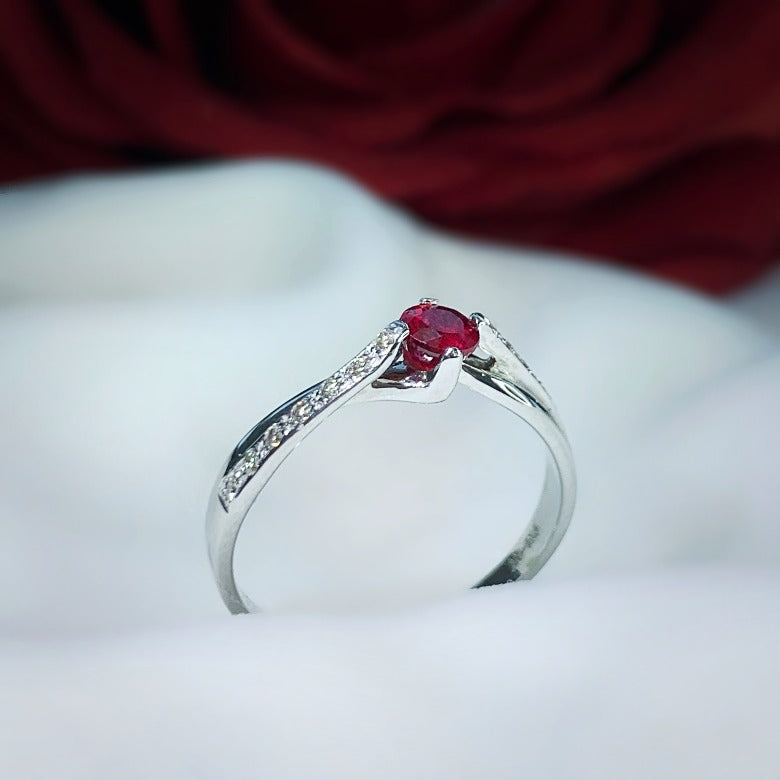 Anillo de compromiso con rubí natural y 14 diamantes naturales elaborado en oro blanco de 14 kilates