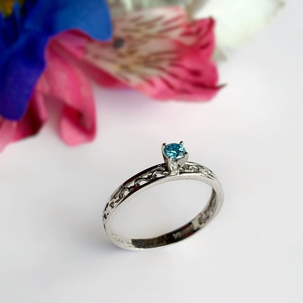 Anillo de compromiso con diamante azul natural central de .11ct elaborado en oro blanco de 14 kilates