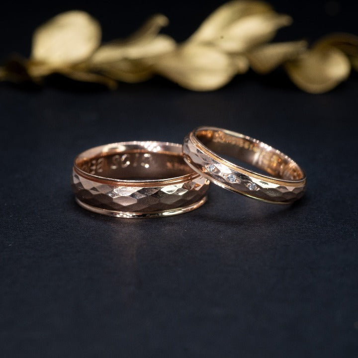 Par de argollas de matrimonio macizas de 6mm y 4mm con diamantes naturales .03ct elaboradas en oro rosa de 14 kilates