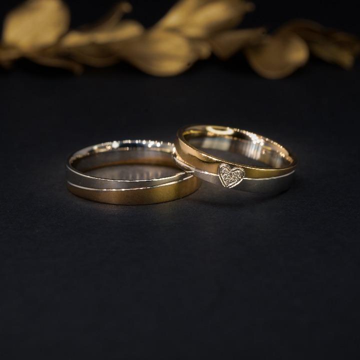 Par de argollas de matrimonio  macizas de 4mm con incrustación de diamantes naturales .03ct elaboradas en oro amarillo y blanco de 18 kilates
