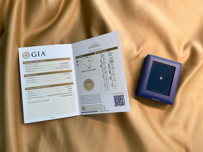 Anillo de compromiso con diamante natural central de .30ct con certificación GIA elaborado en oro amarillo de 18 kilates