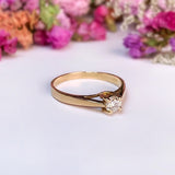 Anillo de compromiso con diamante natural central de .16ct elaborado en oro amarillo de 14 kilates