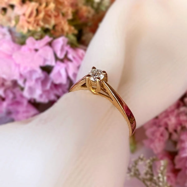Anillo de compromiso con diamante natural central de .16ct elaborado en oro amarillo de 14 kilates