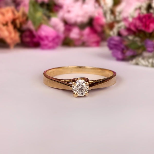 Anillo de compromiso con diamante natural central de .16ct elaborado en oro amarillo de 14 kilates