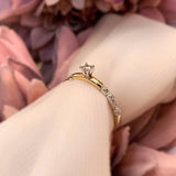 Anillo de compromiso con diamante natural de .09ct y 10 diamantes laterales elaborado en oro amarillo de 14 kilates