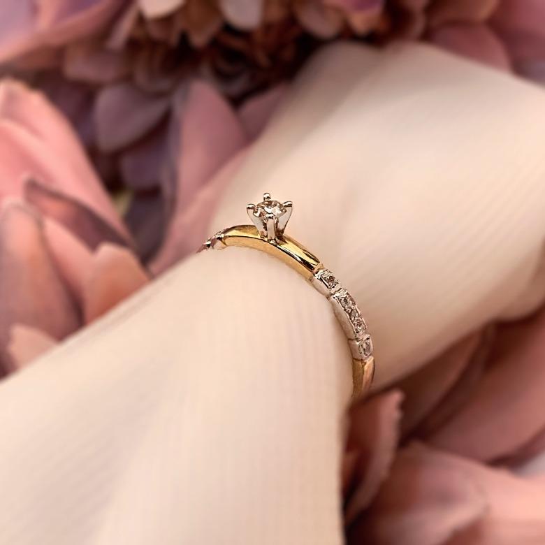 Anillo de compromiso con diamante natural de .09ct y 10 diamantes laterales elaborado en oro amarillo de 14 kilates