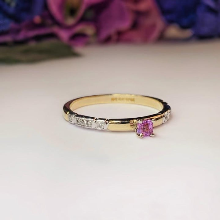 Anillo de compromiso con zafiro rosa y 10 diamantes naturales elaborado en oro amarillo de 14 kilates