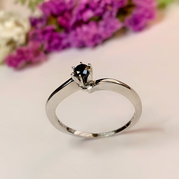 Anillo de compromiso con diamante negro natural de .20ct elaborado en oro blanco de 14 kilates