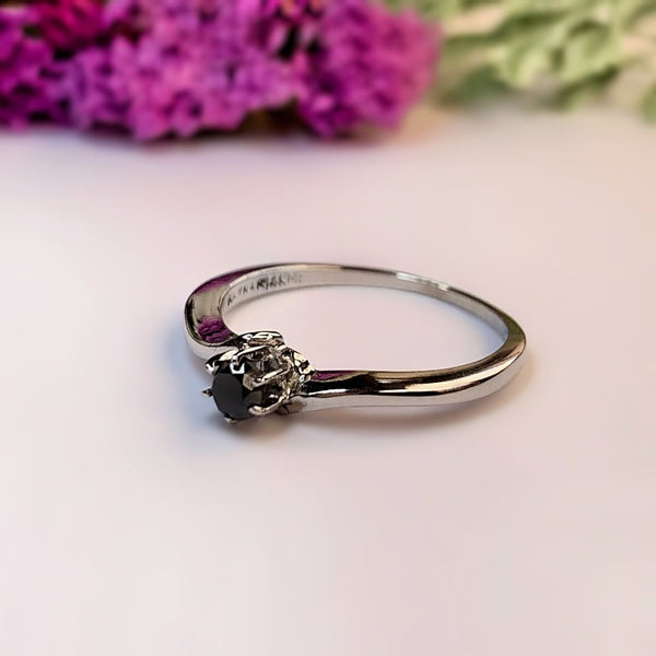 Anillo de compromiso con diamante negro natural de .20ct elaborado en oro blanco de 14 kilates