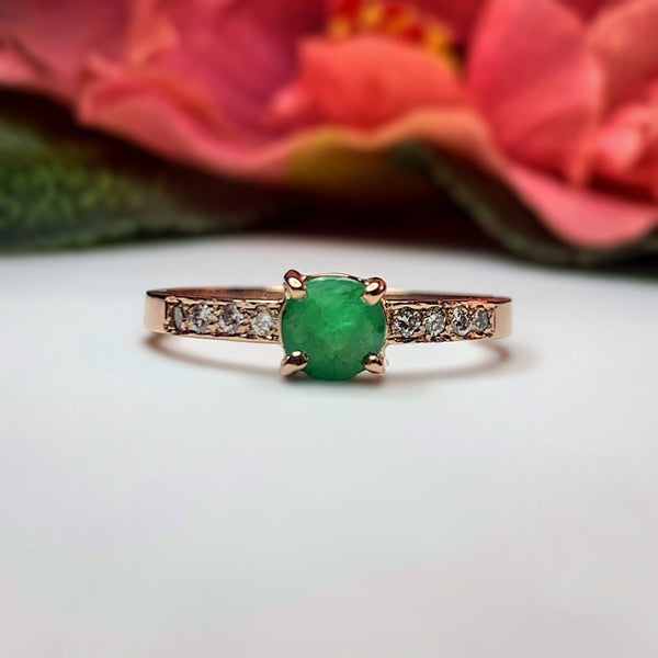 Anillo de compromiso con esmeralda y 8 diamantes elaborado en oro rosa 14 kilates