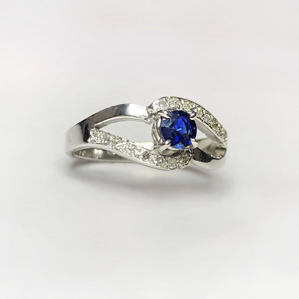 Anillo de compromiso con zafiro natural y 16 diamantes naturales oro de 14 kilates