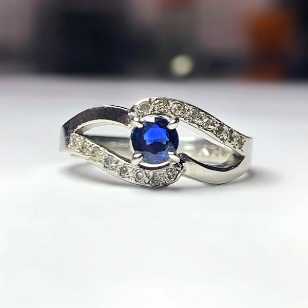 Anillo de compromiso con zafiro natural y 16 diamantes naturales oro de 14 kilates
