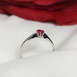 Anillo de compromiso con rubí natural y 10 diamantes naturales elaborado en oro blanco de 14 kilates