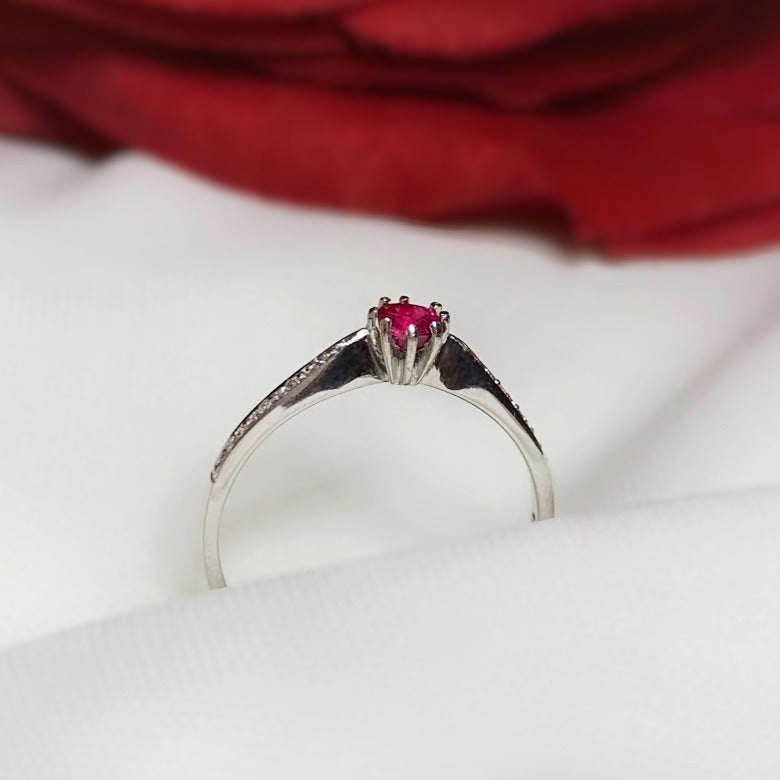 Anillo de compromiso con rubí natural y 10 diamantes naturales elaborado en oro blanco de 14 kilates