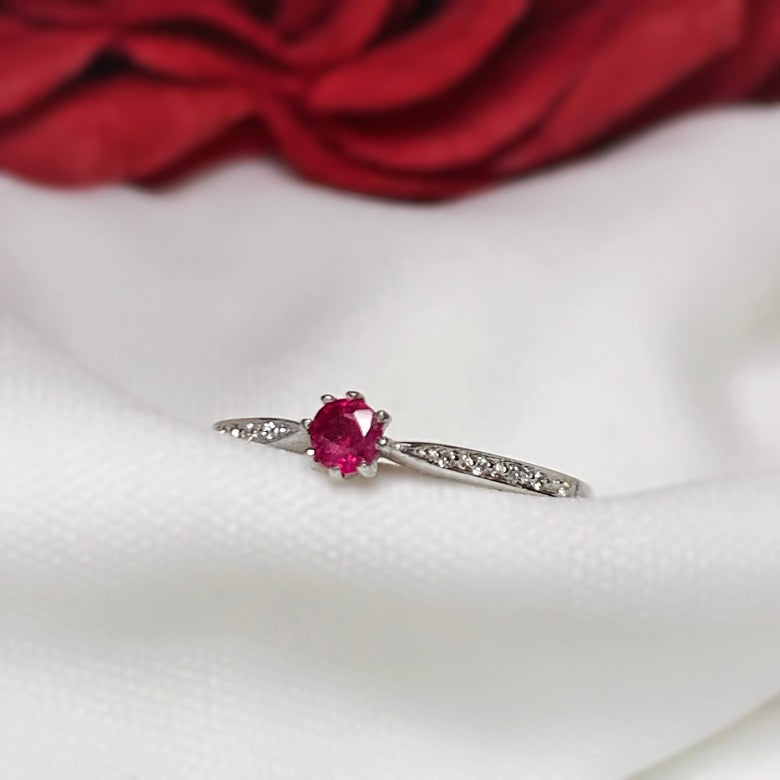 Anillo de compromiso con rubí natural y 10 diamantes naturales elaborado en oro blanco de 14 kilates