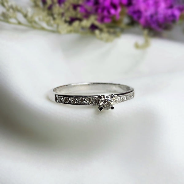 Anillo de compromiso con diamante natural de .10ct y 10 diamantes laterales elaborado en oro blanco de 14 kilates