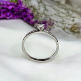 Anillo de compromiso con diamante natural de .10ct y 10 diamantes laterales elaborado en oro blanco de 14 kilates
