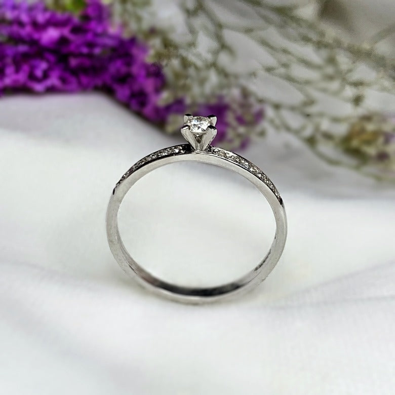 Anillo de compromiso con diamante natural de .10ct y 10 diamantes laterales elaborado en oro blanco de 14 kilates