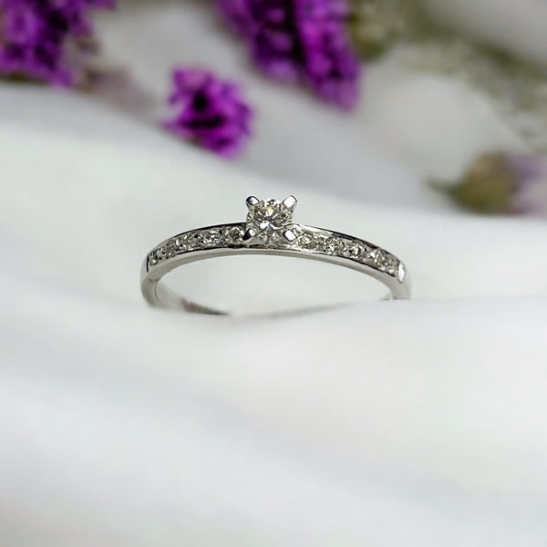 Anillo de compromiso con diamante natural de .10ct y 10 diamantes laterales elaborado en oro blanco de 14 kilates