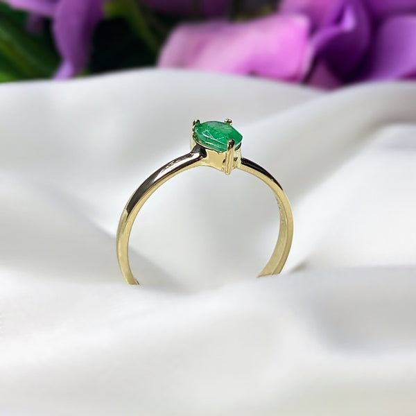 Anillo de compromiso con esmeralda natural de .50ct realizado en oro amarillo de 14 kilates