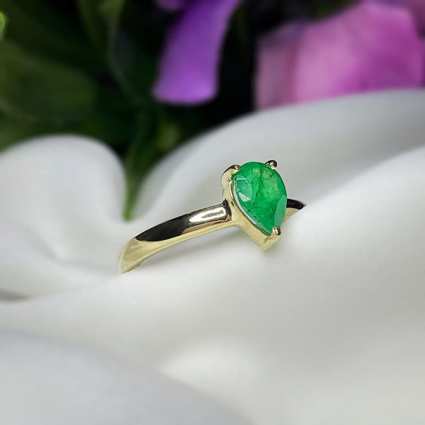 Anillo de compromiso con esmeralda natural de .50ct realizado en oro amarillo de 14 kilates
