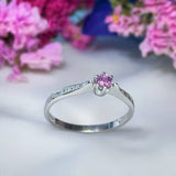 Anillo de compromiso con zafiro rosa natural y 10 diamantes laterales elaborado en oro blanco de 14 kilates