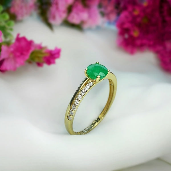 Anillo de compromiso con esmeralda y 16 diamantes naturales elaborado en oro amarillo de 14 kilates