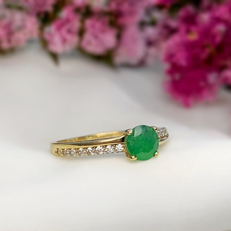 Anillo de compromiso con esmeralda y 16 diamantes naturales elaborado en oro amarillo de 14 kilates