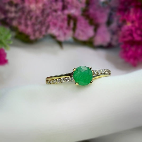 Anillo de compromiso con esmeralda y 16 diamantes naturales elaborado en oro amarillo de 14 kilates