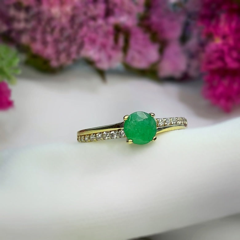 Anillo de compromiso con esmeralda y 16 diamantes naturales elaborado en oro amarillo de 14 kilates
