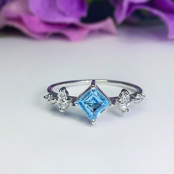 Anillo de compromiso con topacio natural y cristales elaborado en oro blanco de 14 kilates