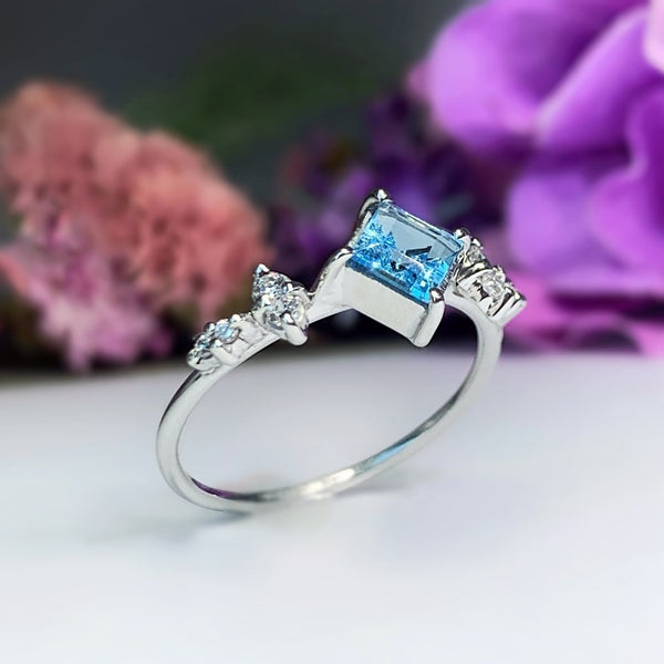 Anillo de compromiso con topacio natural y cristales elaborado en oro blanco de 14 kilates