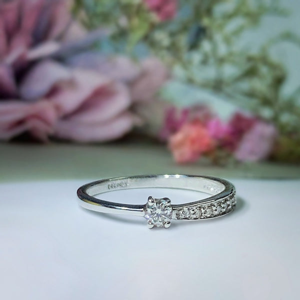 Anillo de compromiso con diamante natural de .11ct y 7 diamantes laterales elaborado en oro blanco de 14 kilates