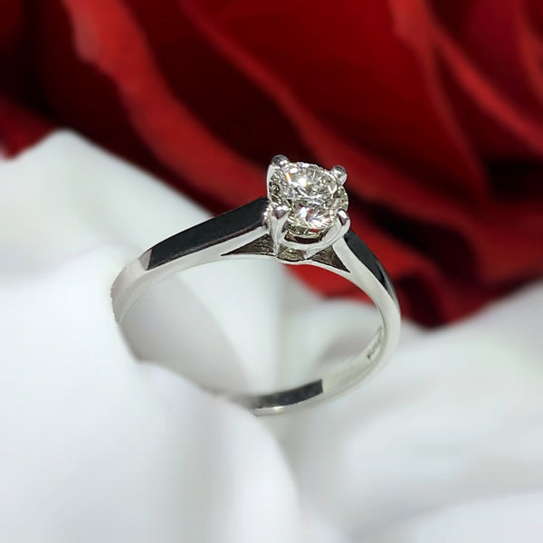 Anillo de compromiso con diamante natural central de .46ct con certificación GIA elaborado en oro blanco de 14 kilates