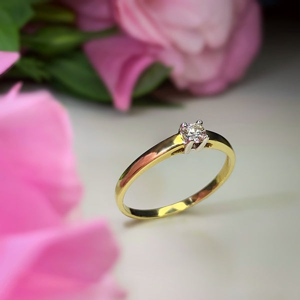 Anillo de compromiso con diamante natural central de .15ct elaborado en oro amarillo de 14 kilates